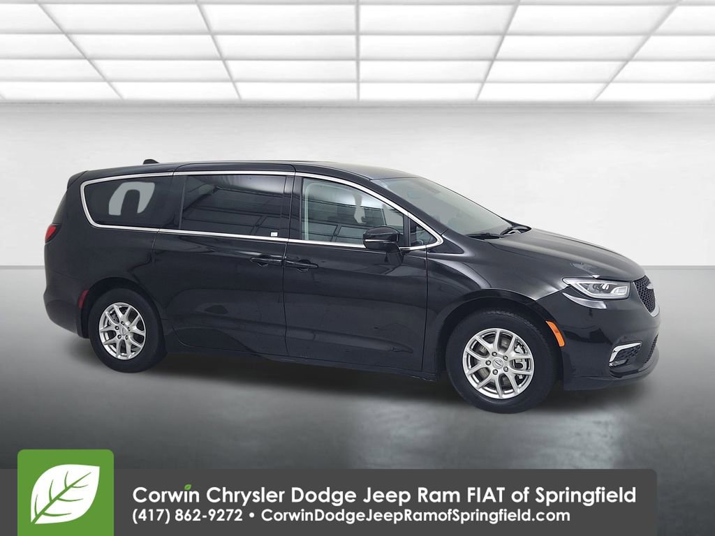 Certified 2024 Chrysler Pacifica Touring-L image 1