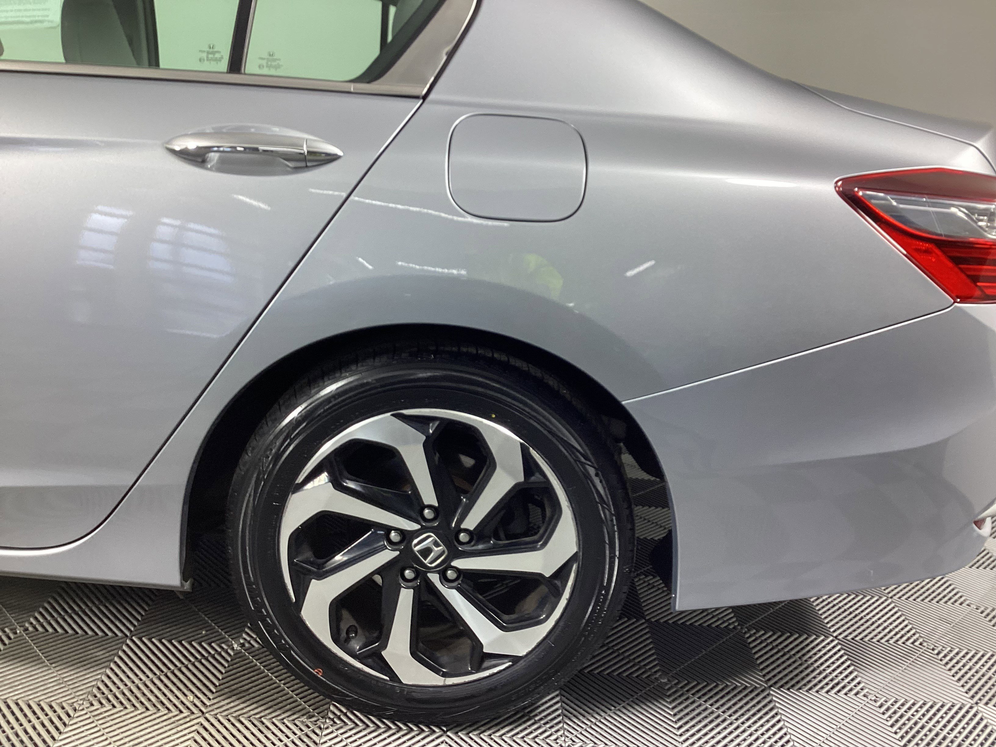 Used 2017 Honda Accord EX-L image 9