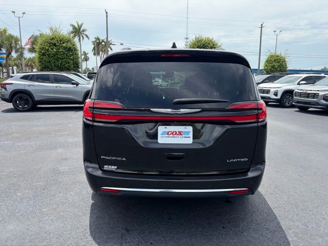 Used 2023 Chrysler Pacifica Limited FWD image 5