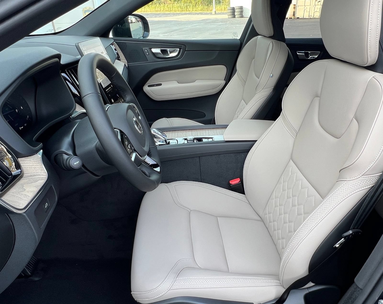 New 2026 Volvo XC60 B5 Plus w/ Protection Package Premier AWD/4WD image 14