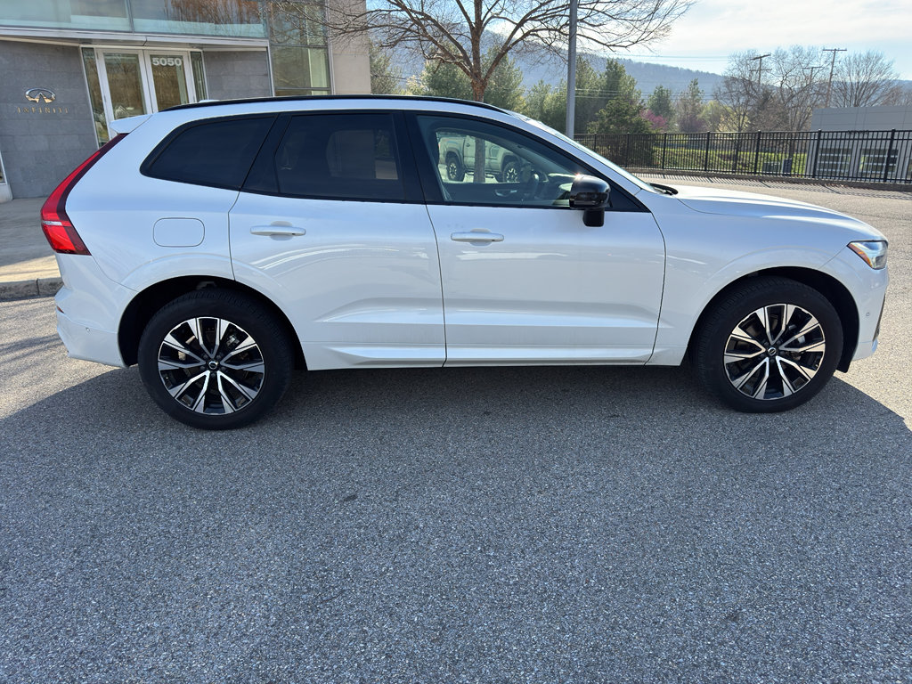 Used 2025 Volvo XC60 B5 Plus image 9