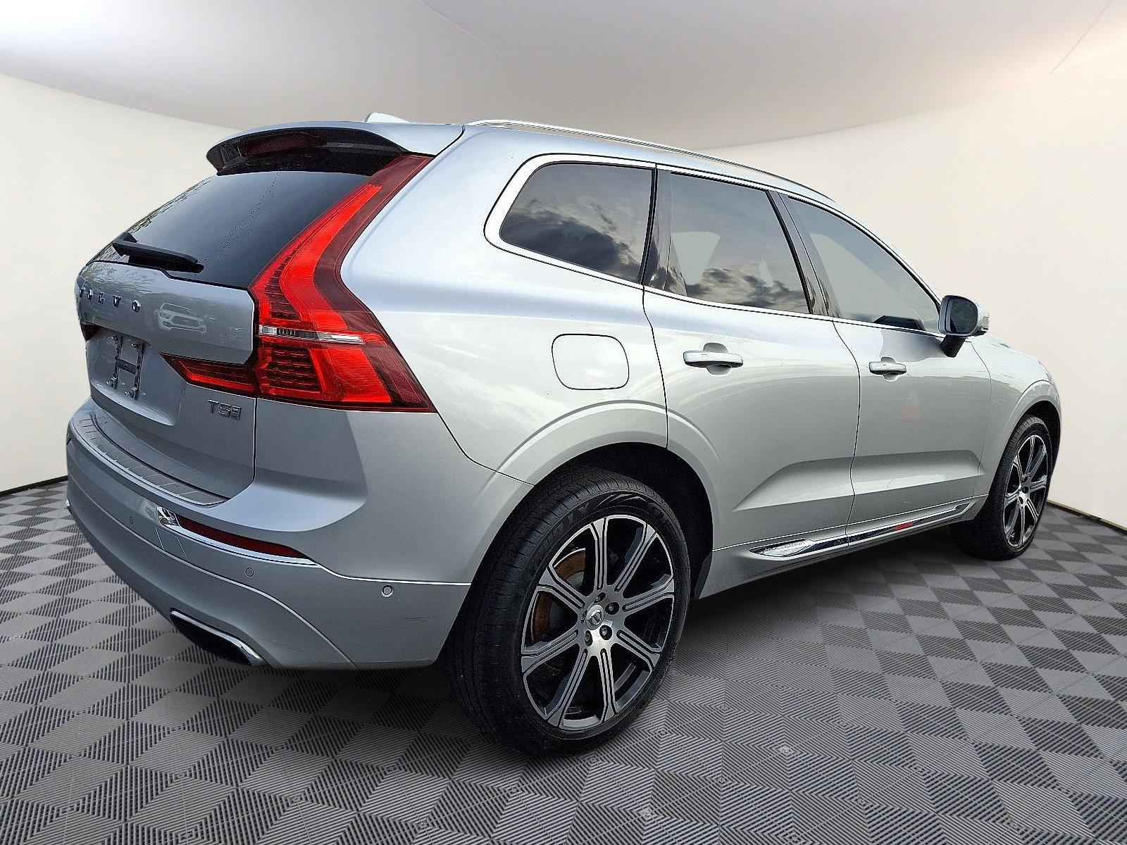 Used 2019 Volvo XC60 T5 Inscription w/ Protection Package Premier image 6