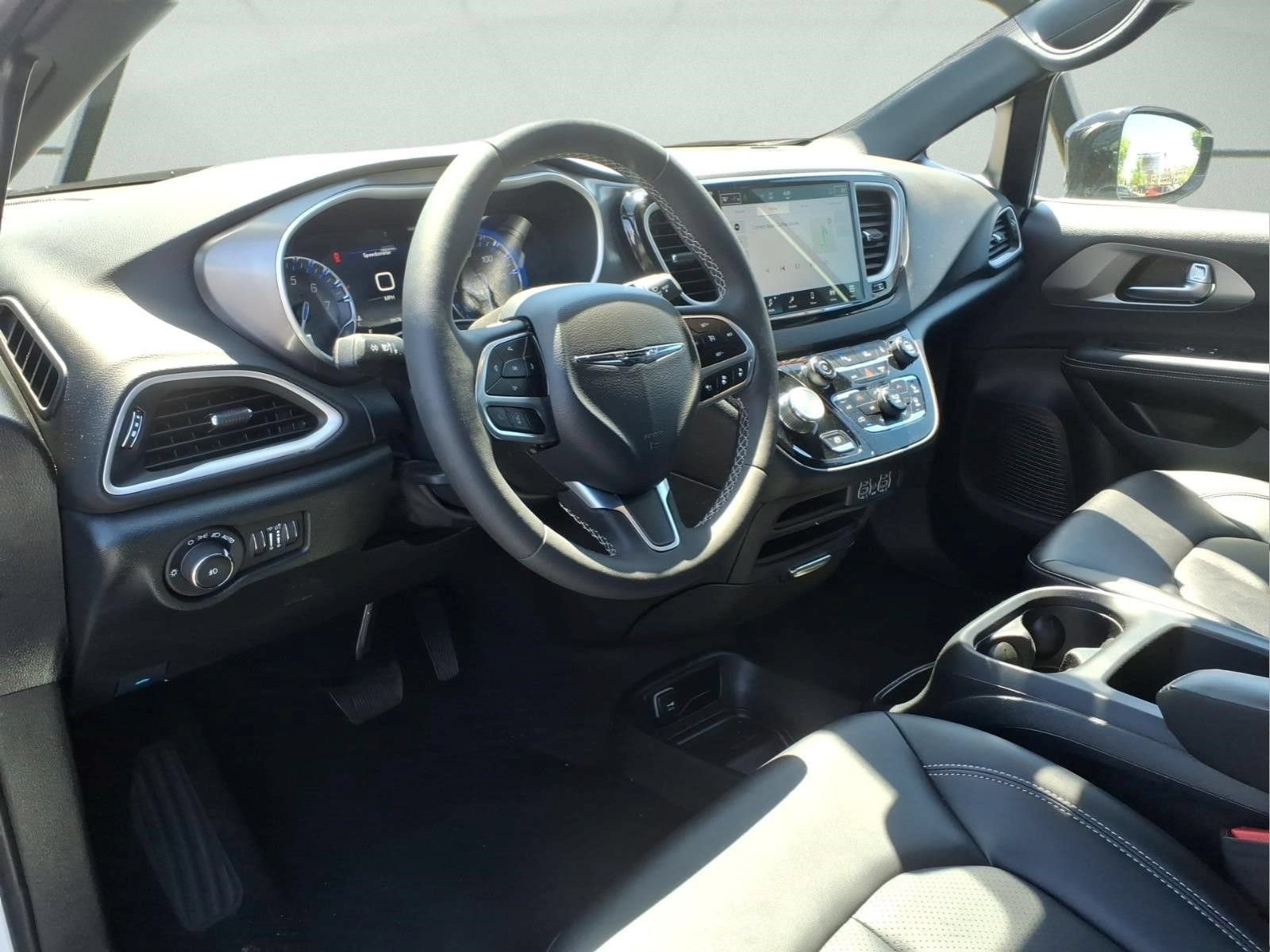 Used 2025 Chrysler Pacifica Select FWD image 7
