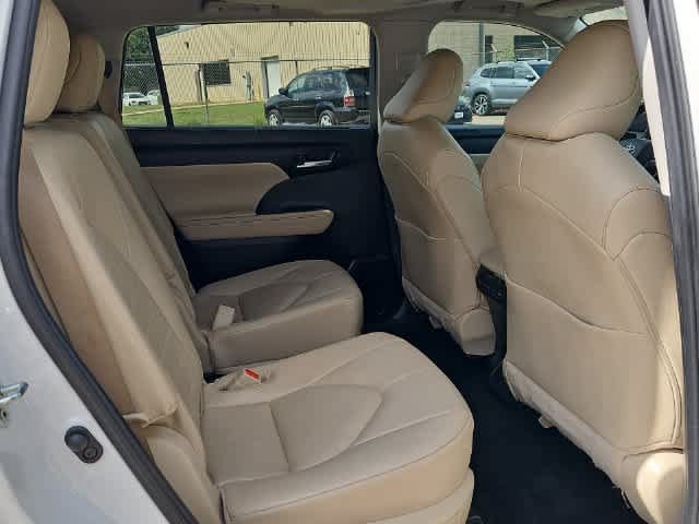 Used 2024 Toyota Highlander XLE FWD image 19