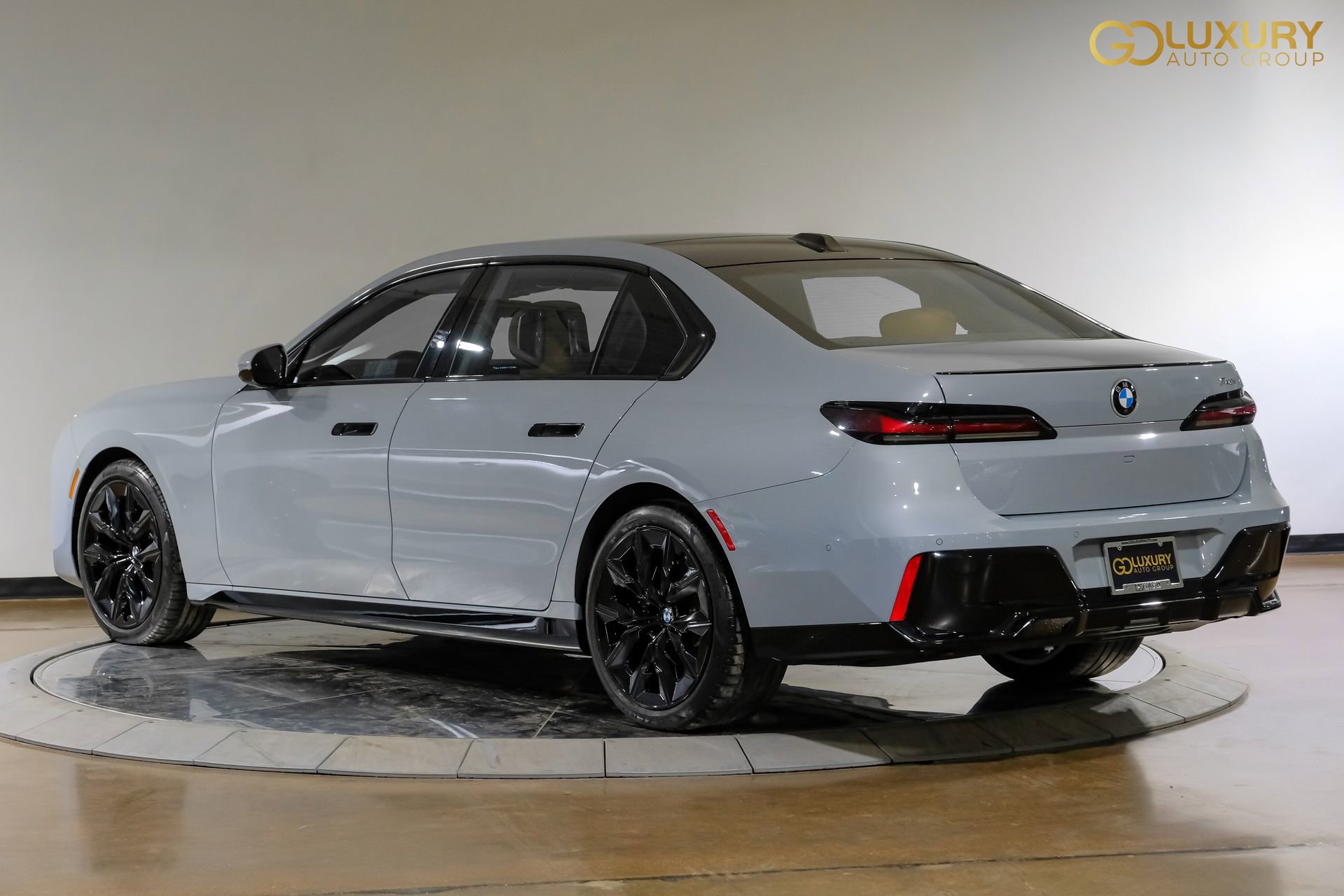 Used 2023 BMW 740i image 12