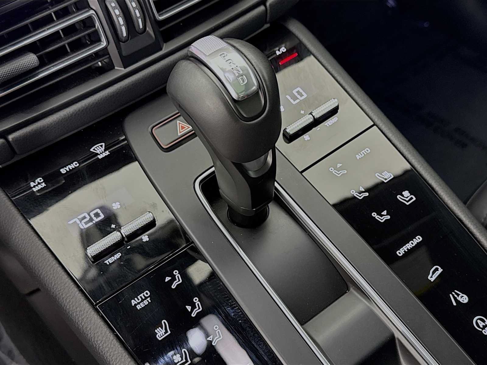 Certified 2025 Porsche Macan AWD/4WD image 20