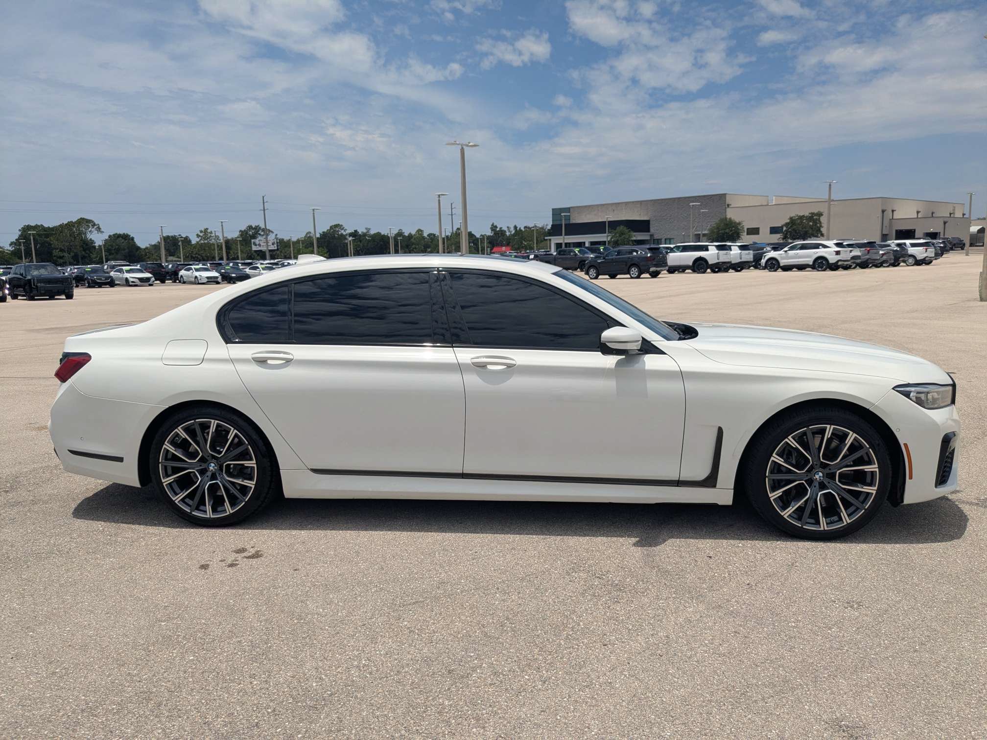 Used 2022 BMW 750Li xDrive AWD/4WD image 4