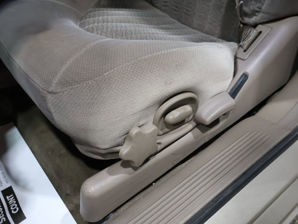 Used 2005 Pontiac Bonneville SE image 16