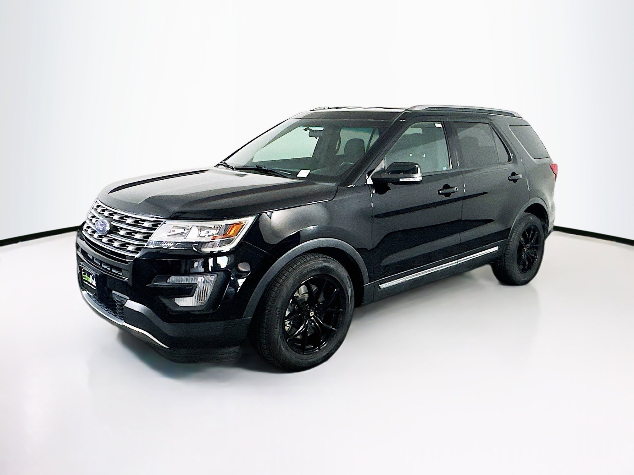 Used 2017 Ford Explorer XLT FWD image 3