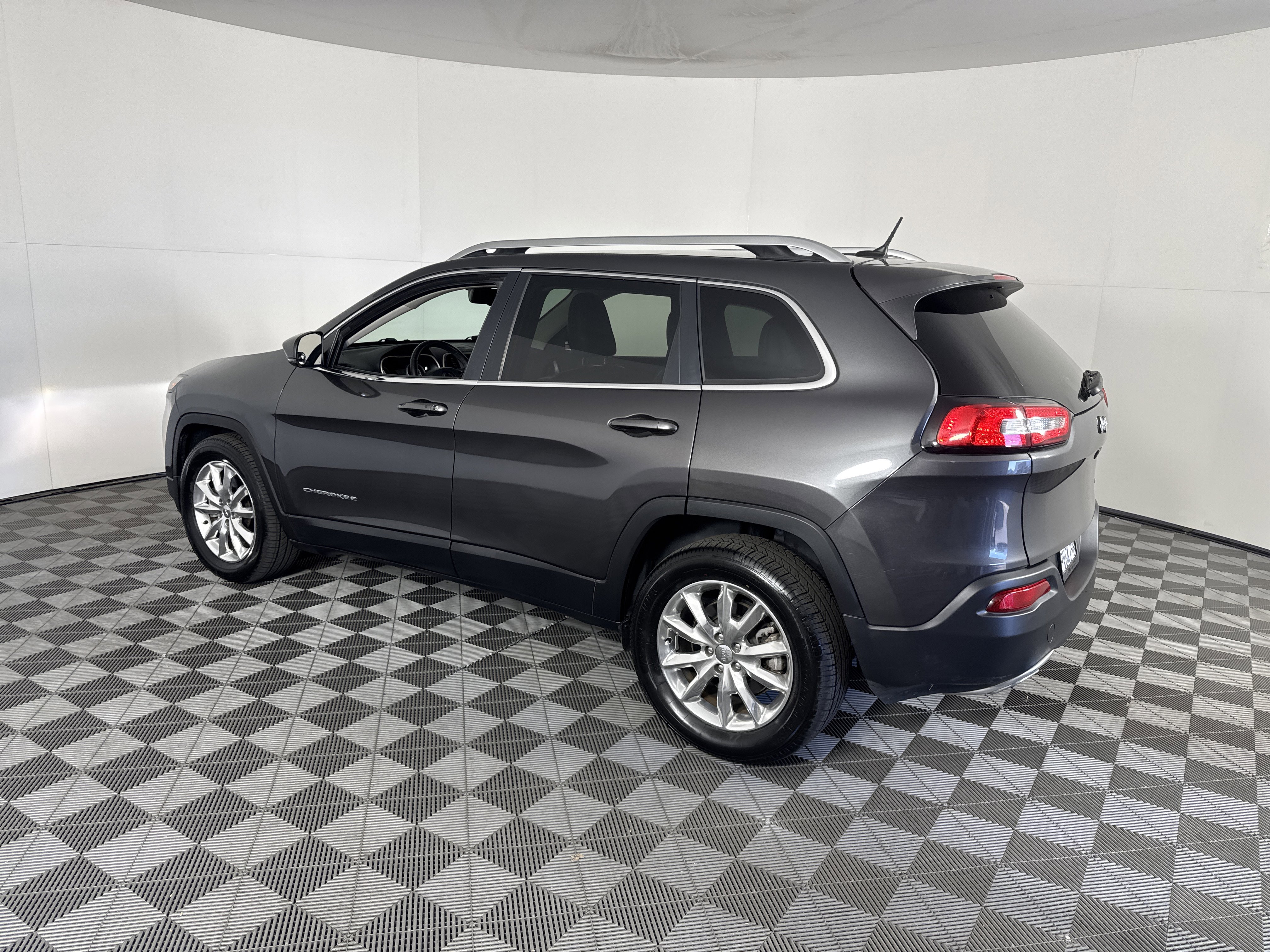 Used 2015 Jeep Cherokee Limited w/ Luxury Group image 6