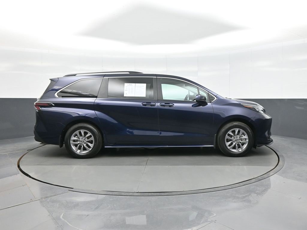 Used 2025 Toyota Sienna LE image 8