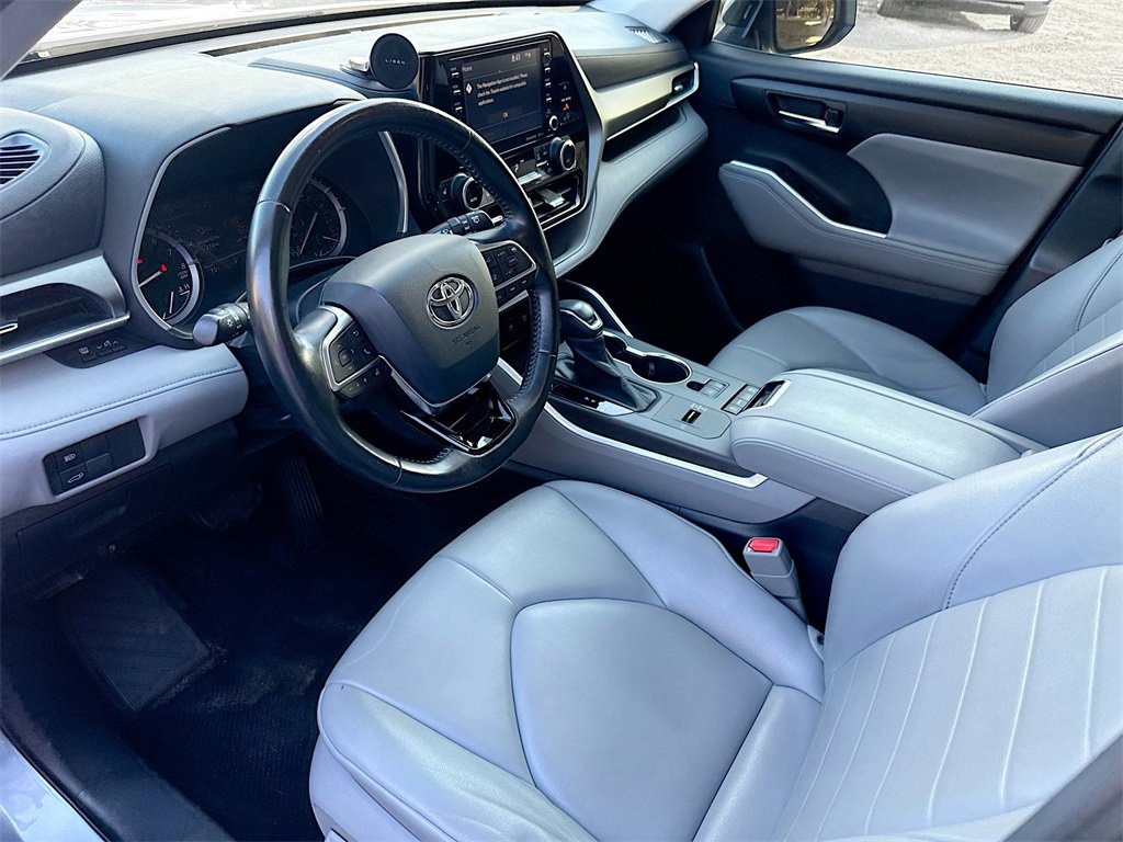 Used 2020 Toyota Highlander XLE image 25