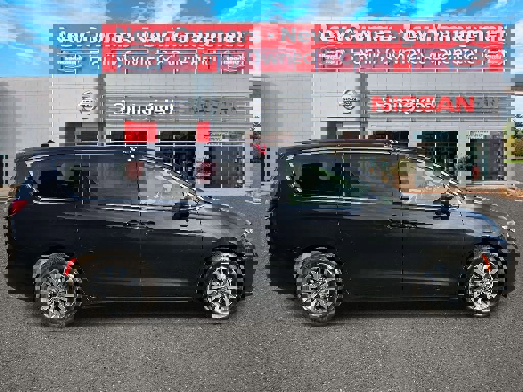 Used 2023 Chrysler Pacifica Touring-L image 4