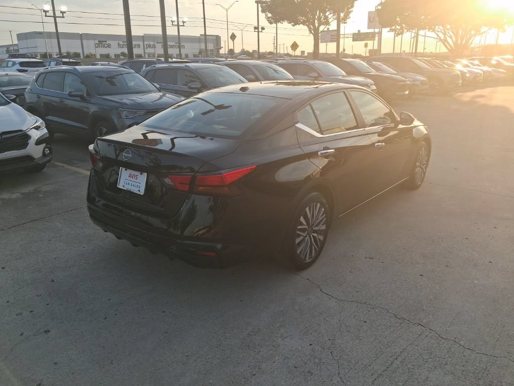 Used 2025 Nissan Altima 2.5 SV FWD image 7