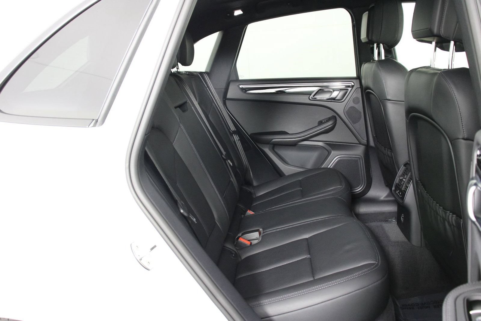 Certified 2026 Porsche Macan AWD/4WD image 32
