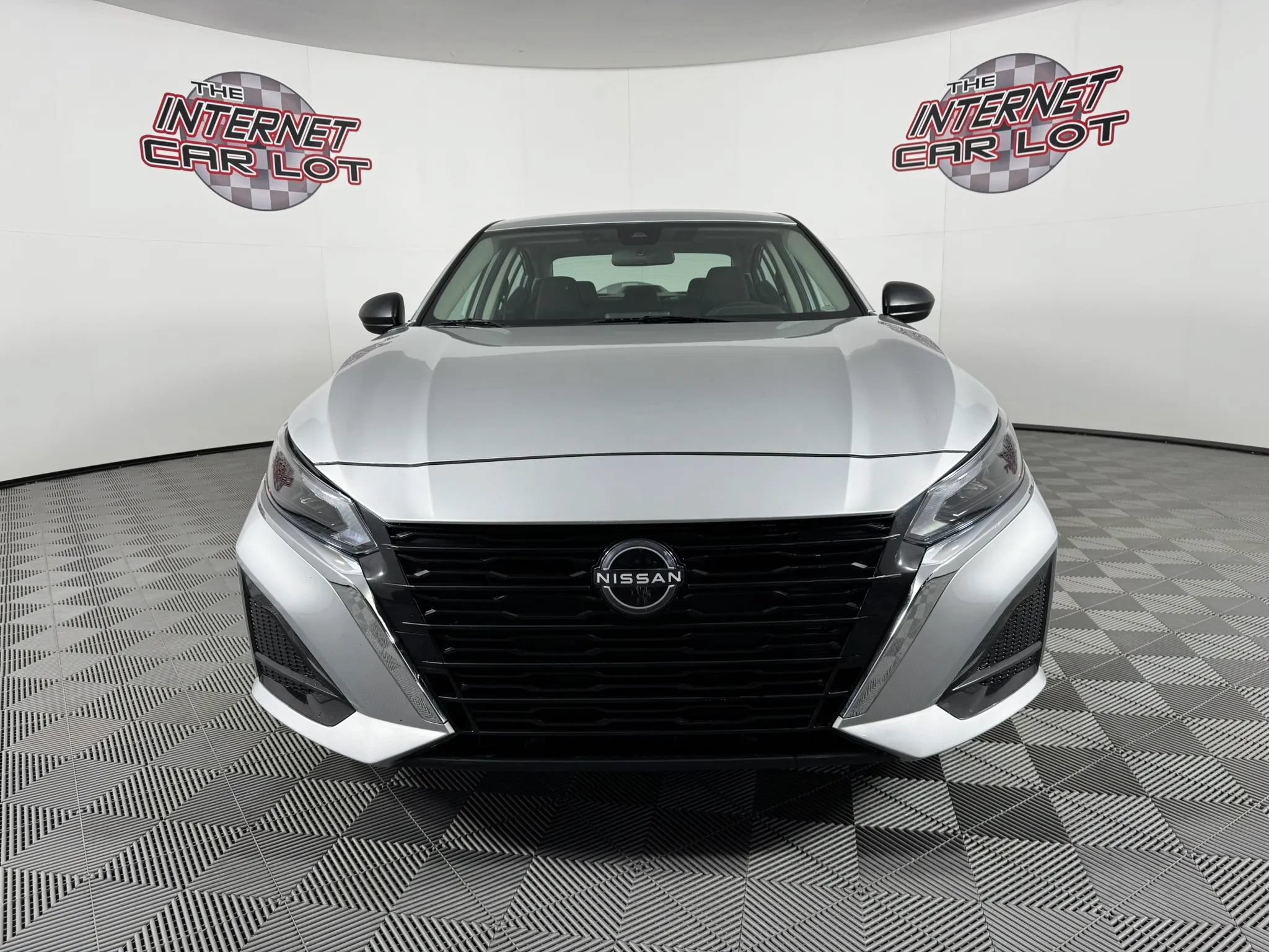 Used 2024 Nissan Altima 2.5 SV FWD image 2