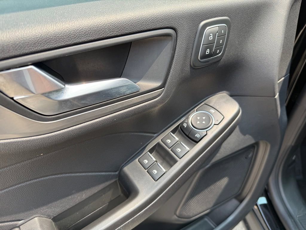 Used 2022 Ford Escape Titanium image 9