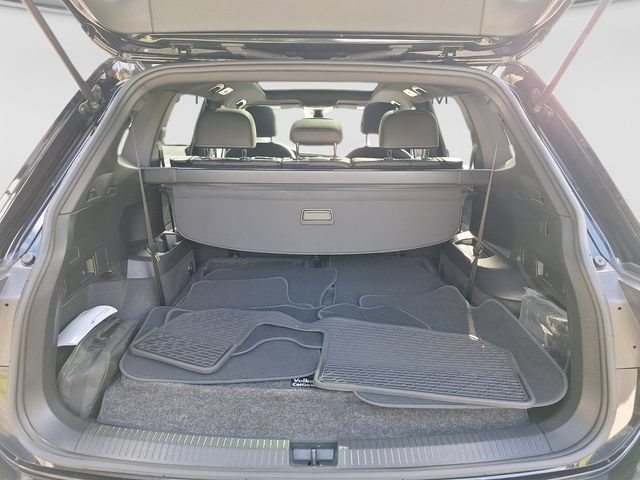 Certified 2023 Volkswagen Tiguan SE R-Line FWD image 23