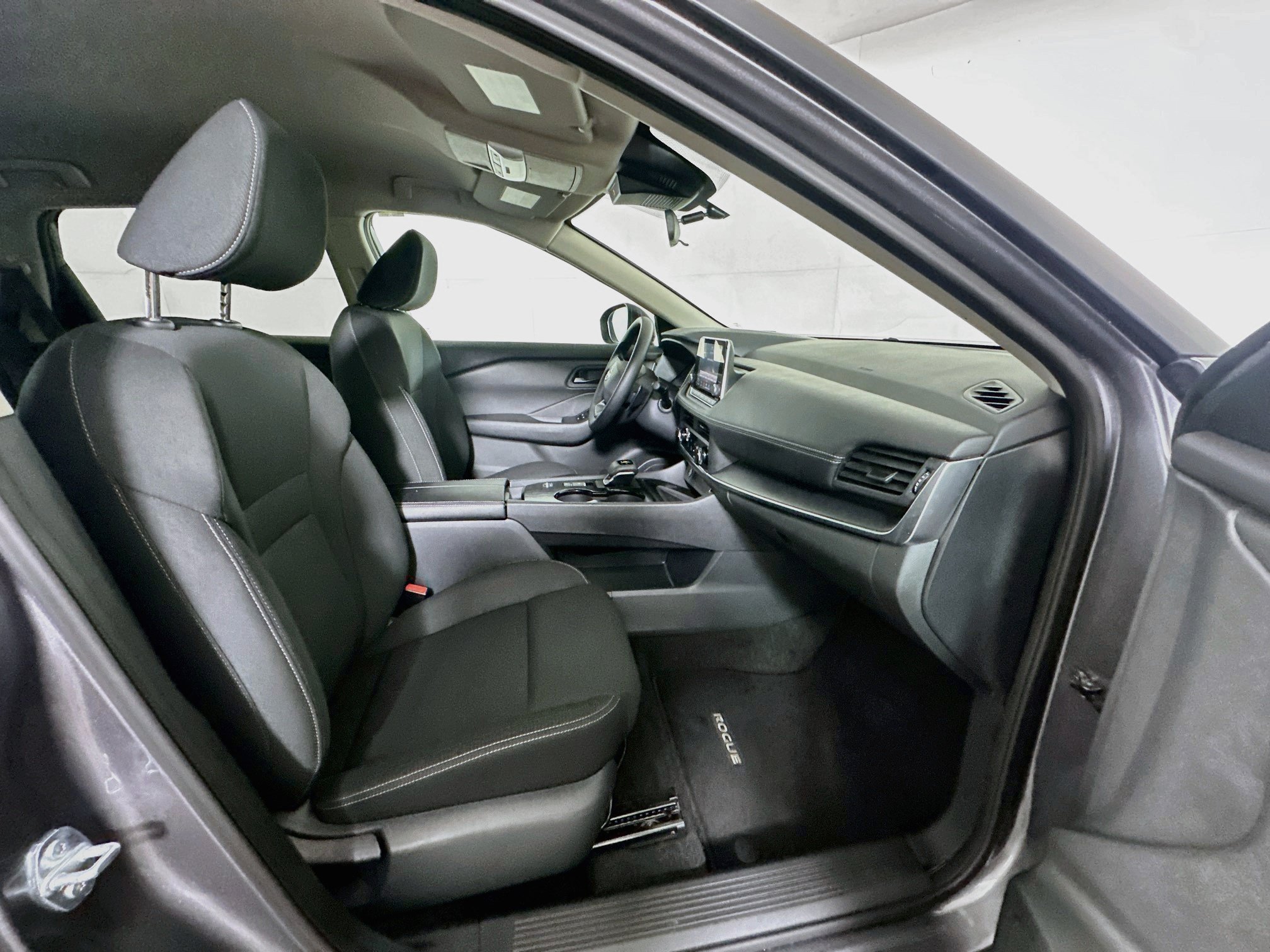 Used 2025 Nissan Rogue S FWD image 29