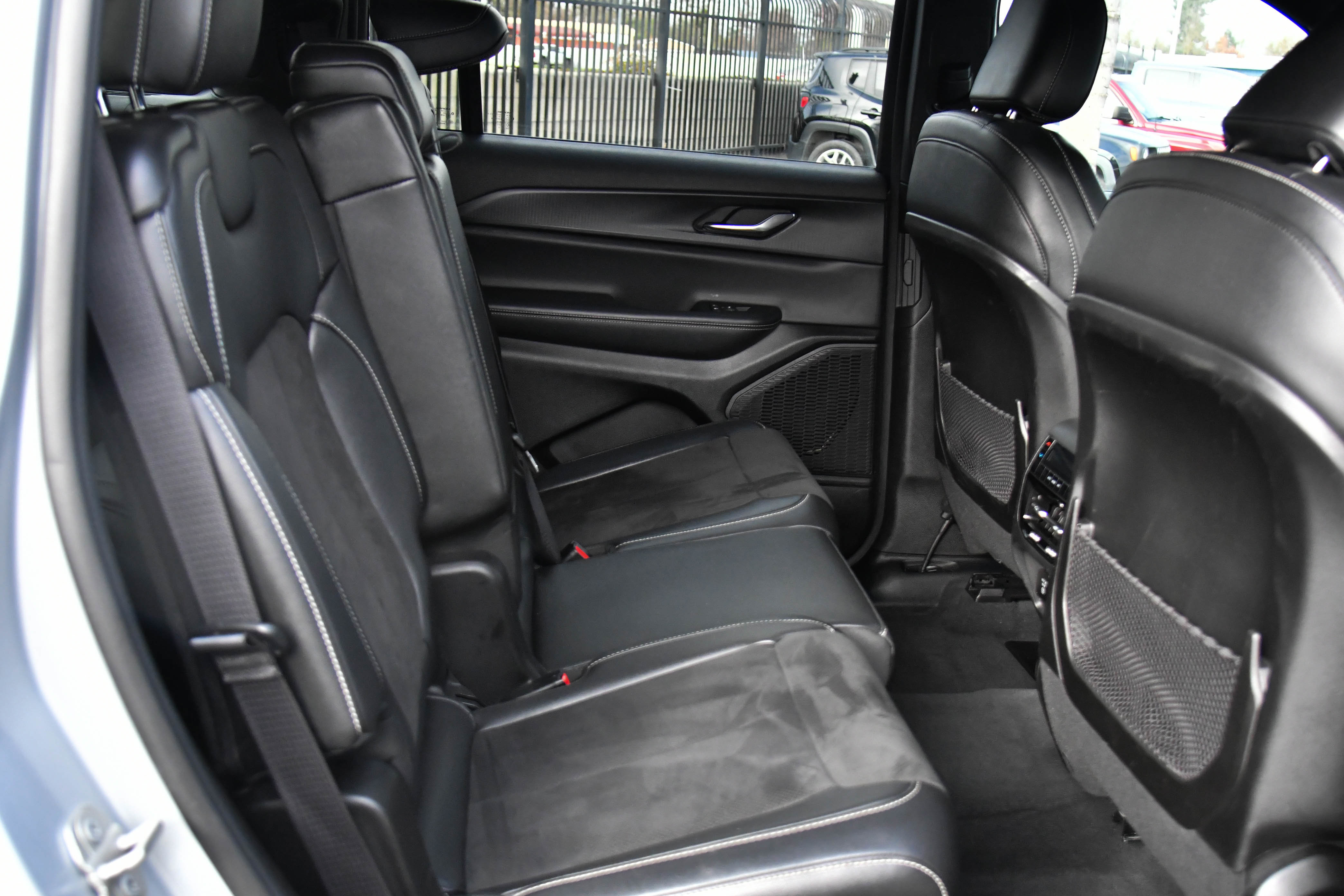 Used 2024 Jeep Grand Cherokee L Laredo image 48