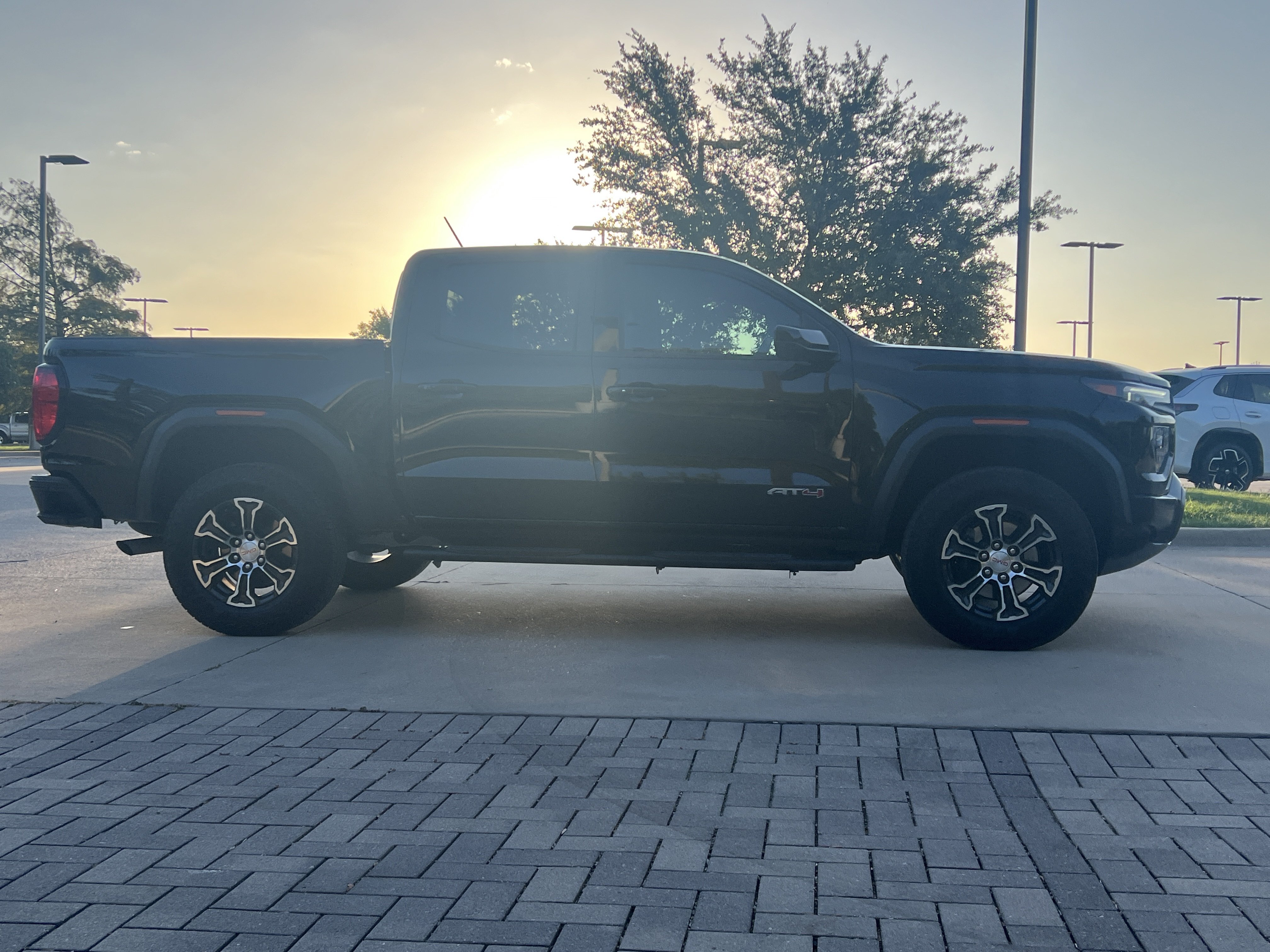 Used 2024 GMC Canyon AT4 w/ Technology Package AWD/4WD image 10