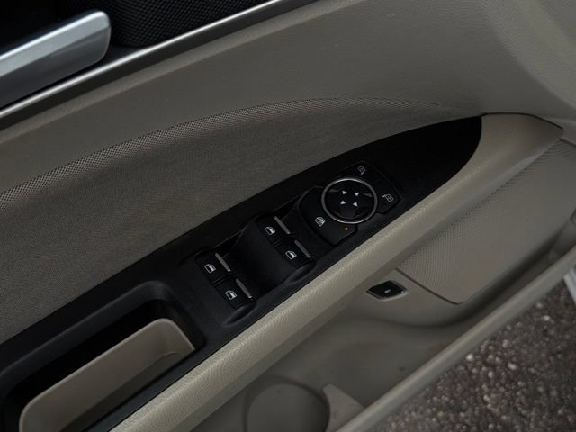 Used 2019 Ford Fusion SE FWD image 12