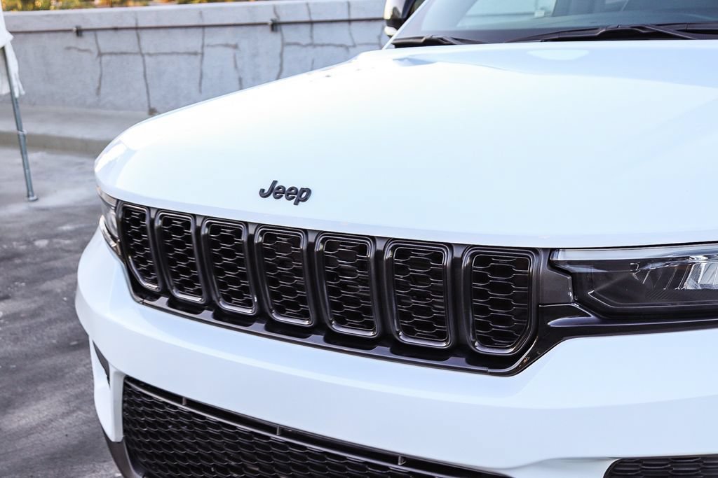 Used 2025 Jeep Grand Cherokee Altitude AWD/4WD image 6