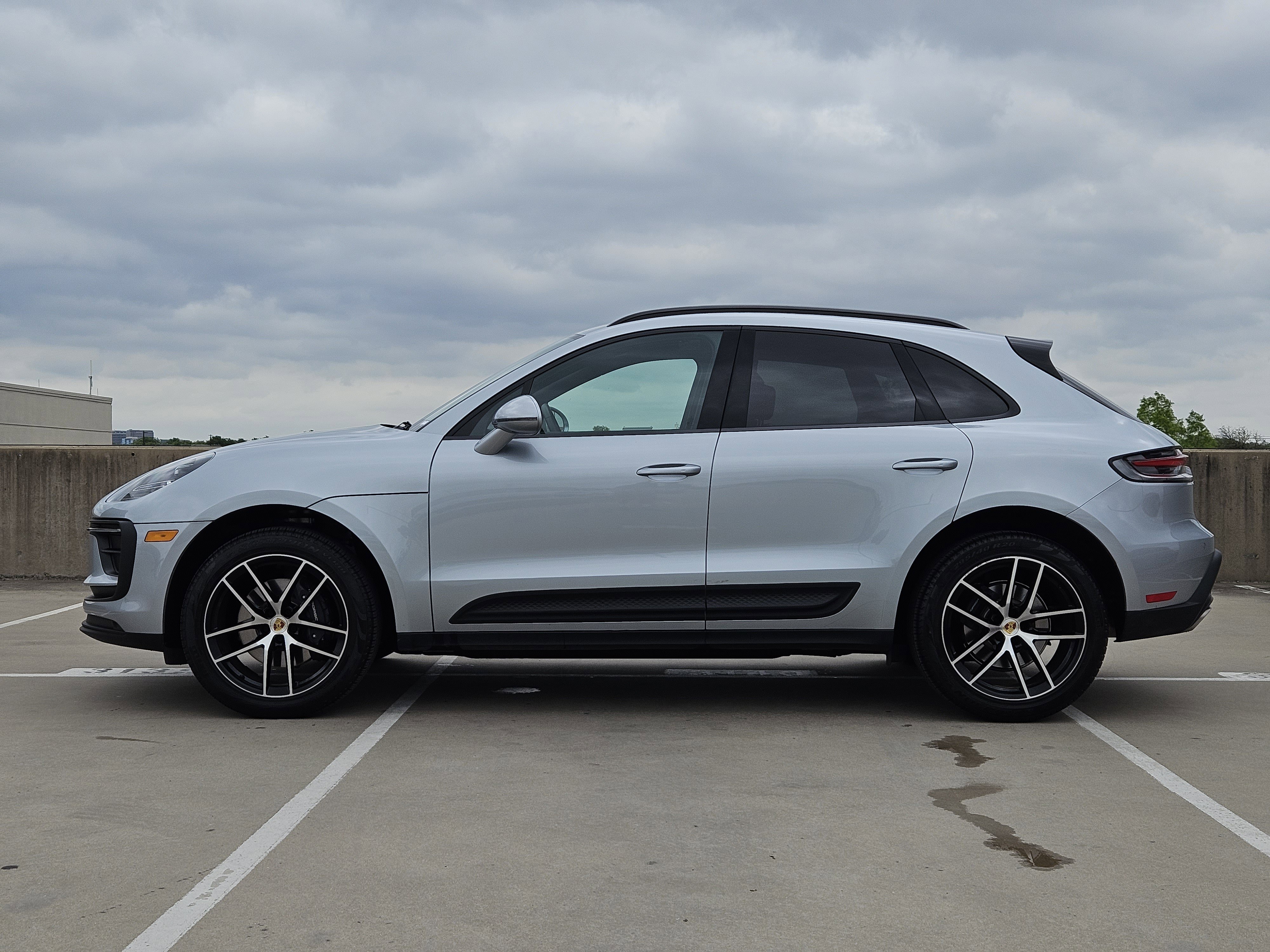 Certified 2025 Porsche Macan image 2