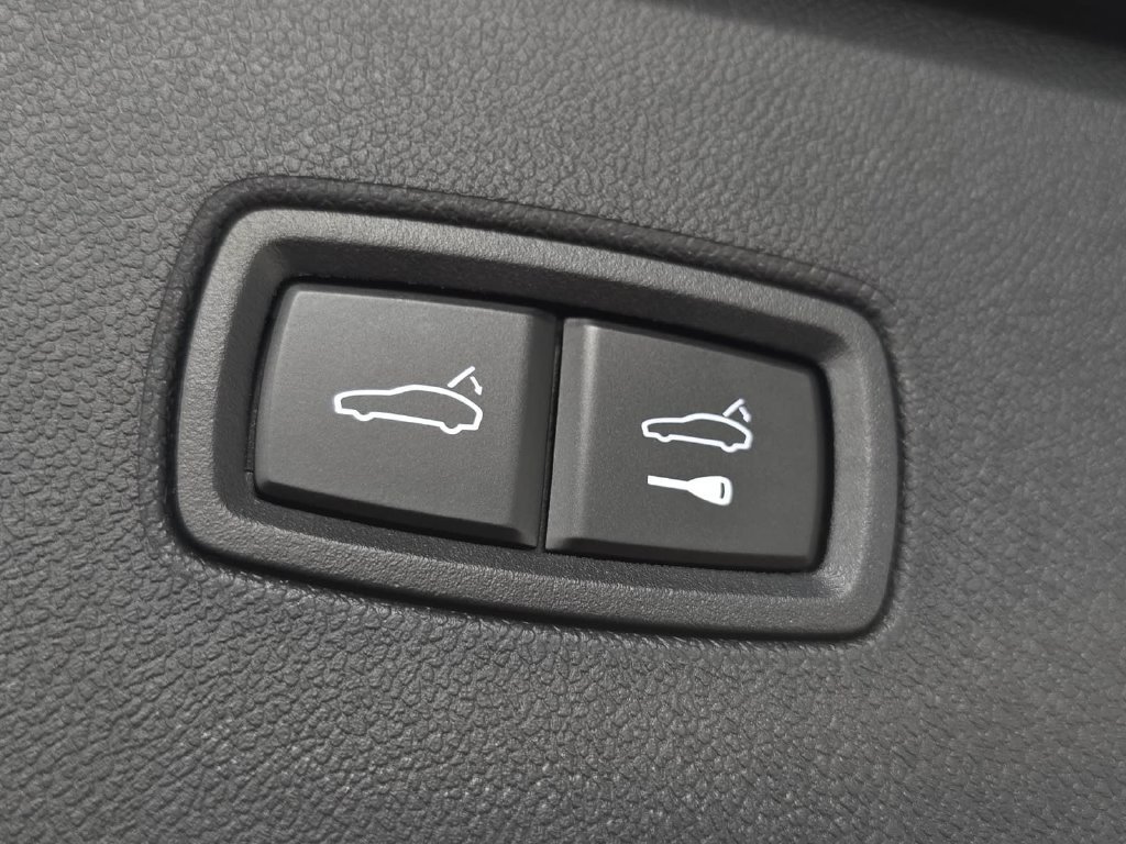 Certified 2026 Porsche Cayenne AWD/4WD image 32