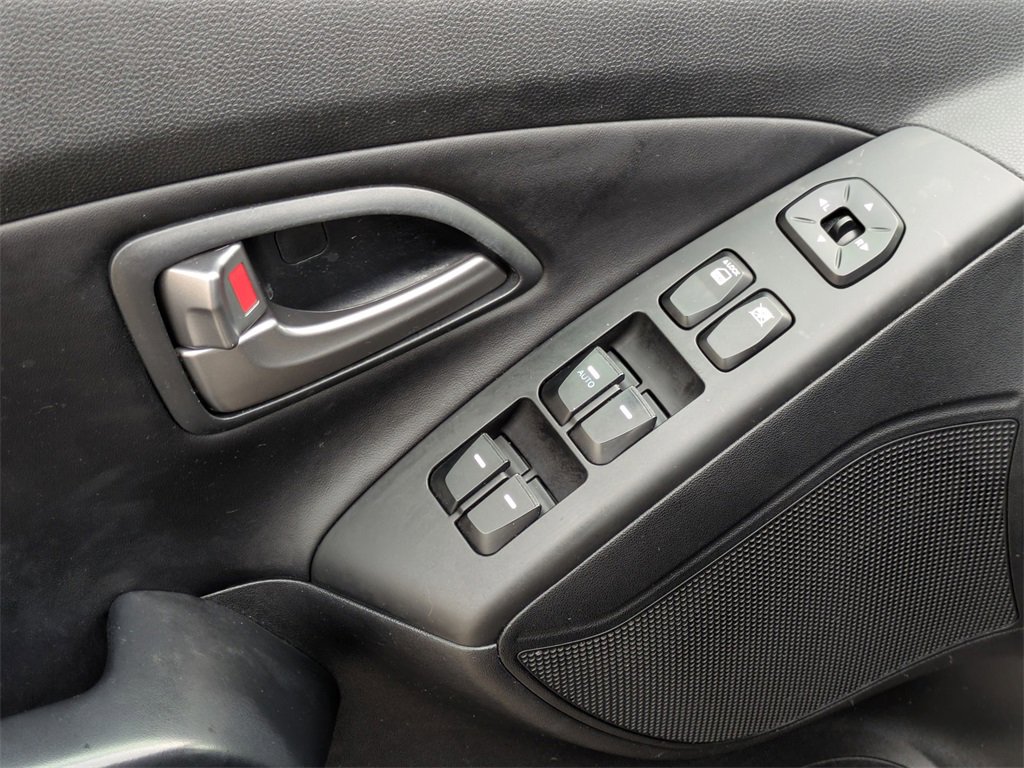 Used 2015 Hyundai Tucson SE image 16