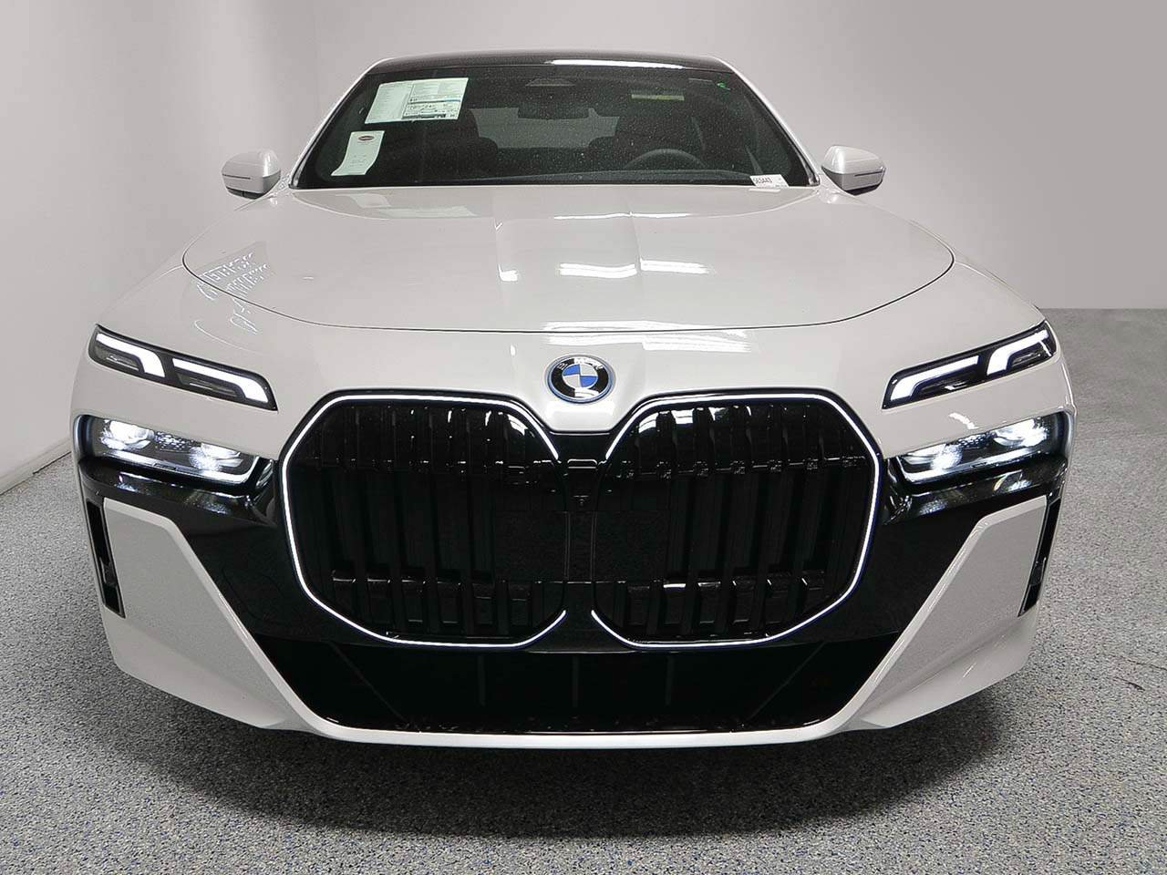 New 2026 BMW 750e xDrive w/ Premium Package AWD/4WD image 2