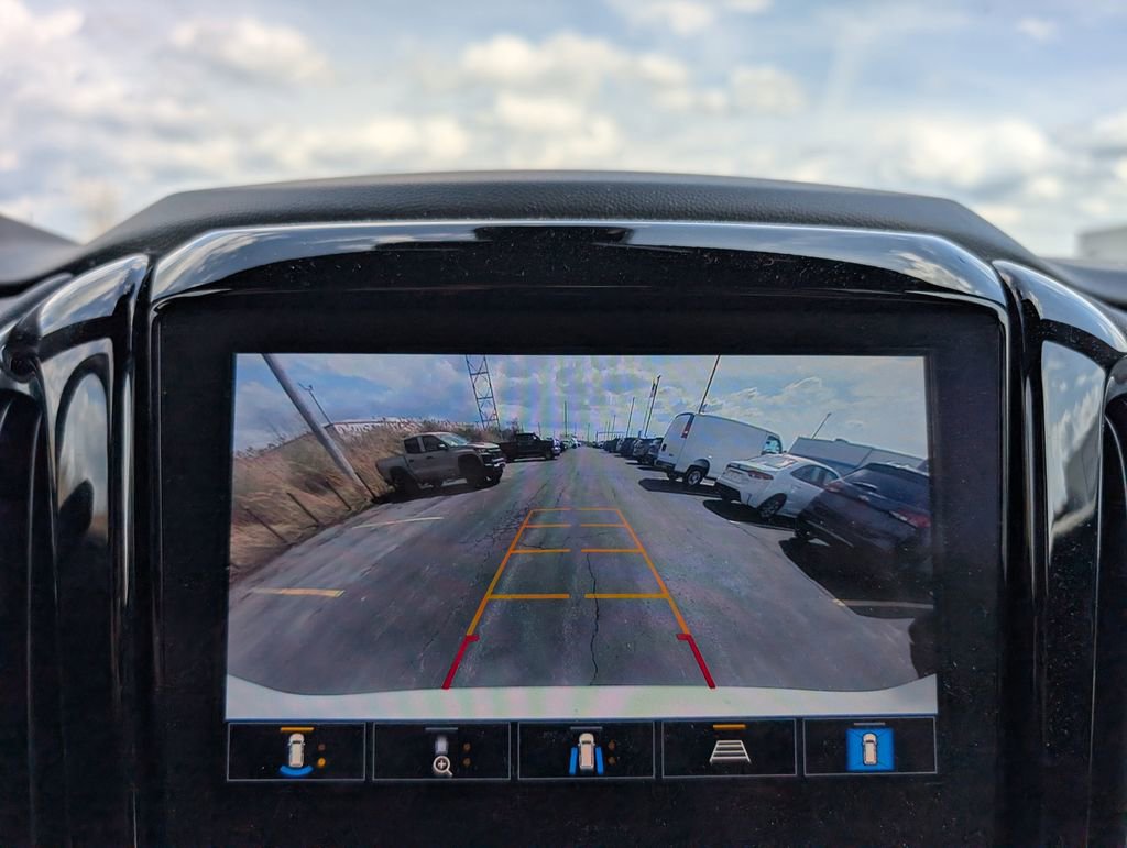 Used 2023 Chevrolet Traverse LT w/ Rear Camera Mirror Package image 17