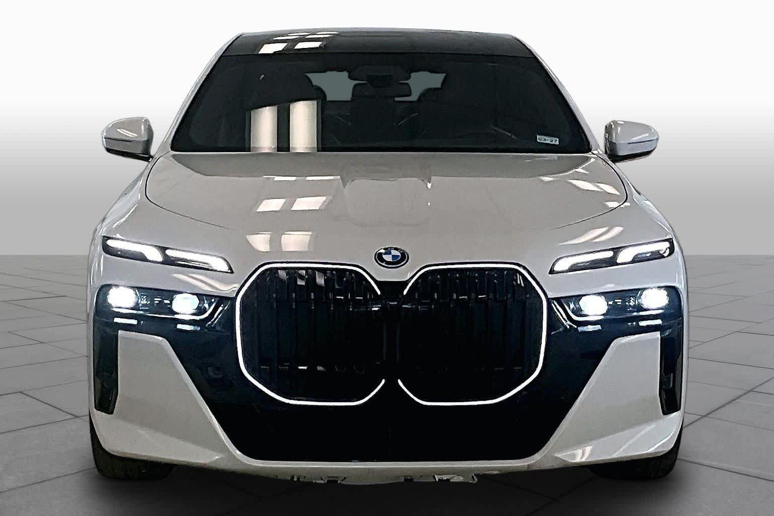 Used 2025 BMW i7 xDrive60 AWD/4WD image 3