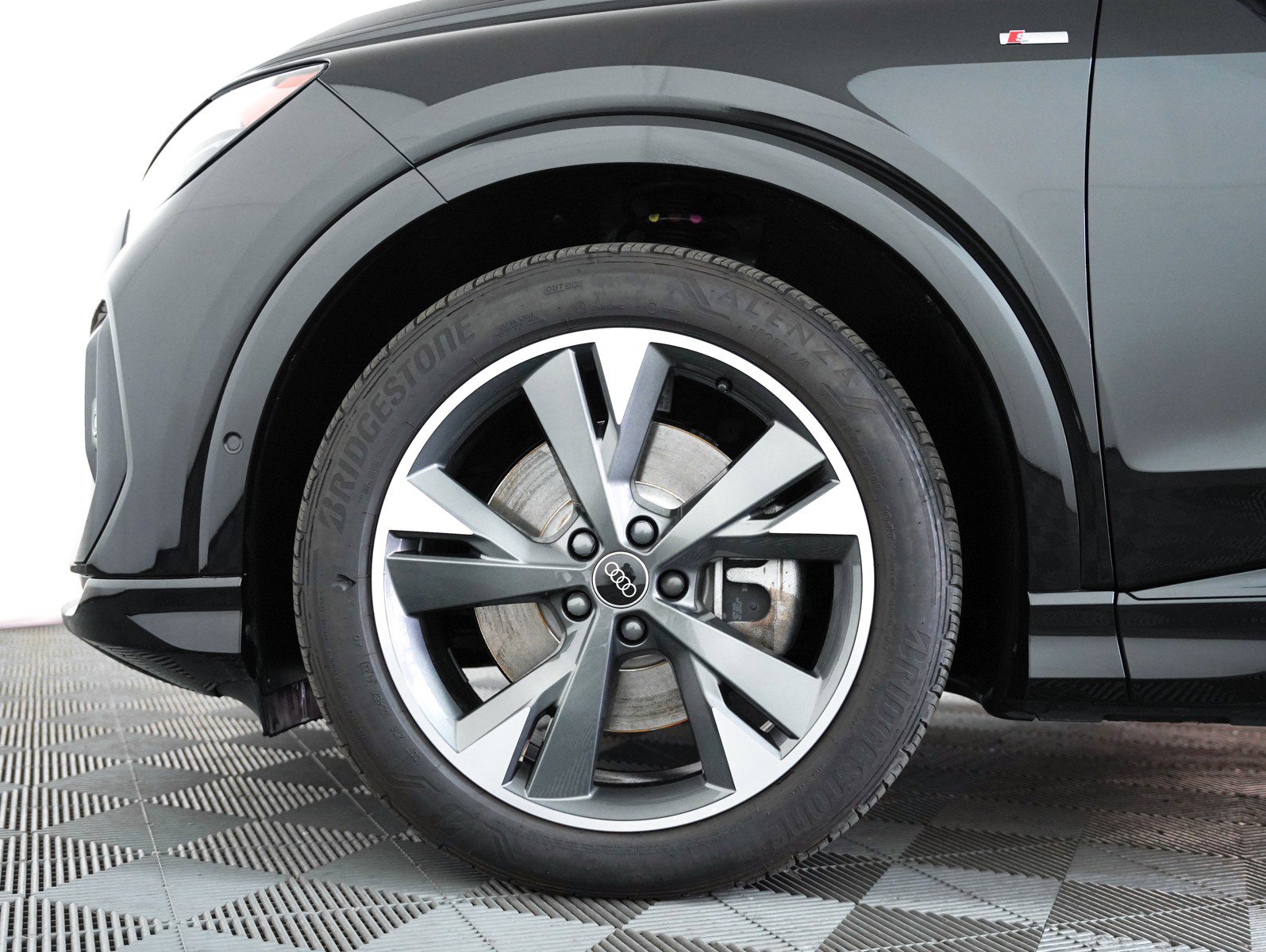 Used 2024 Audi Q4 e-tron Premium Plus image 3