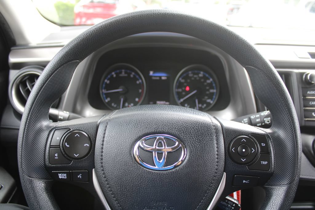 Used 2018 Toyota RAV4 LE FWD image 24