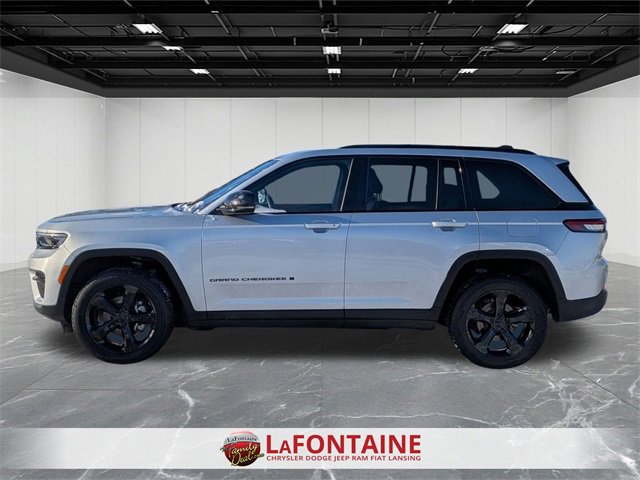 Used 2024 Jeep Grand Cherokee Altitude image 2