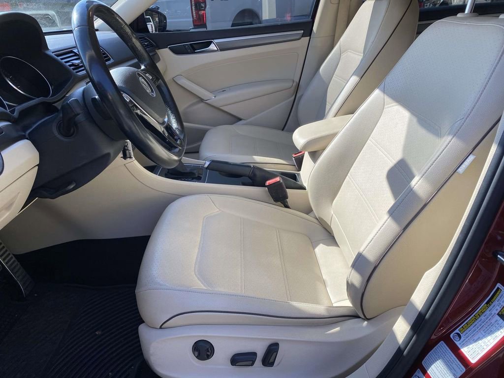 Used 2018 Volkswagen Passat 2.0T R-Line w/ R-Line Lighting Package image 12