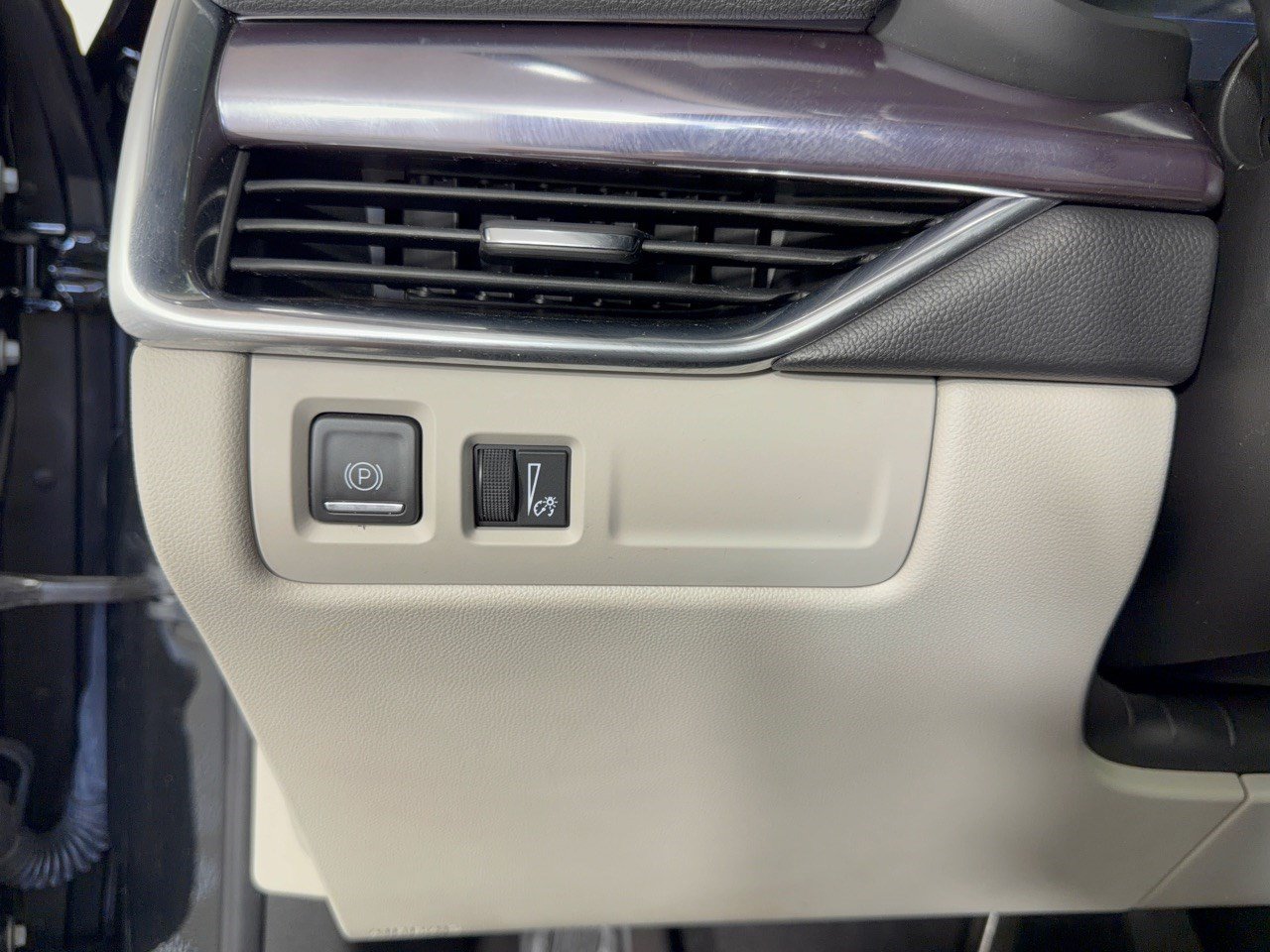 Used 2022 Cadillac XT4 Luxury w/ Cold Weather Package FWD image 31
