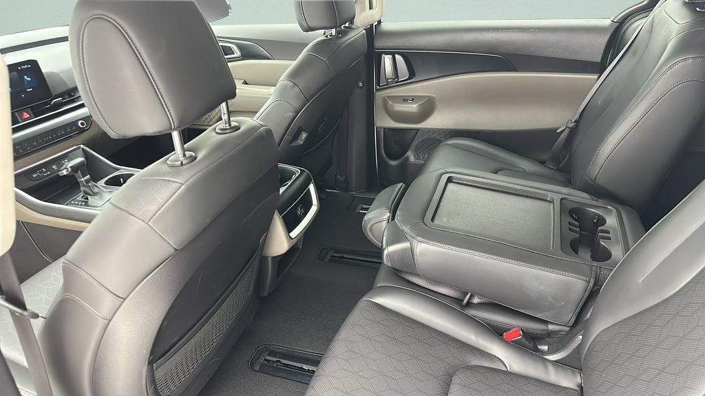 Used 2025 Kia Carnival FWD image 9