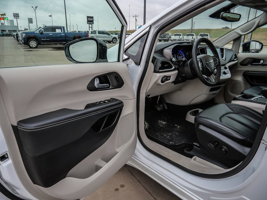 Used 2024 Chrysler Pacifica Touring-L image 29