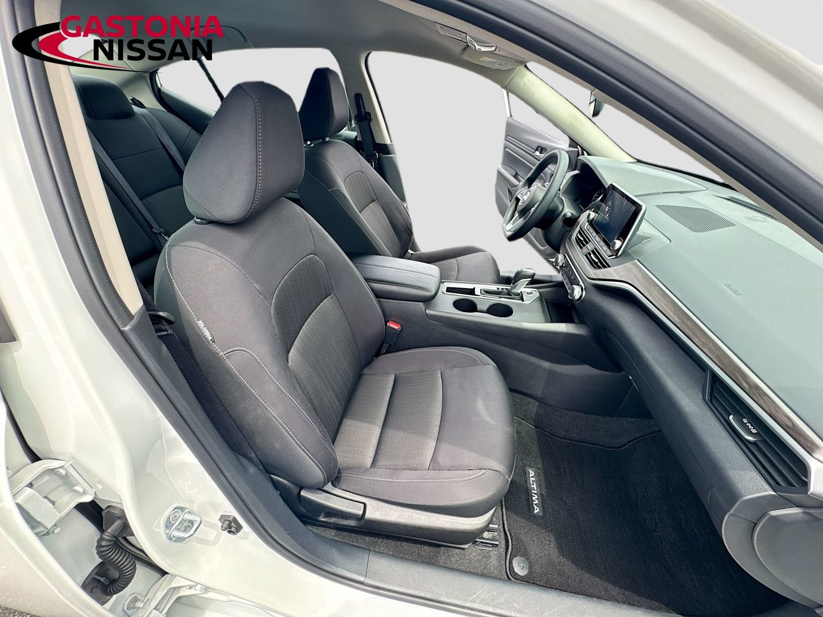 Used 2025 Nissan Altima 2.5 SV FWD image 35