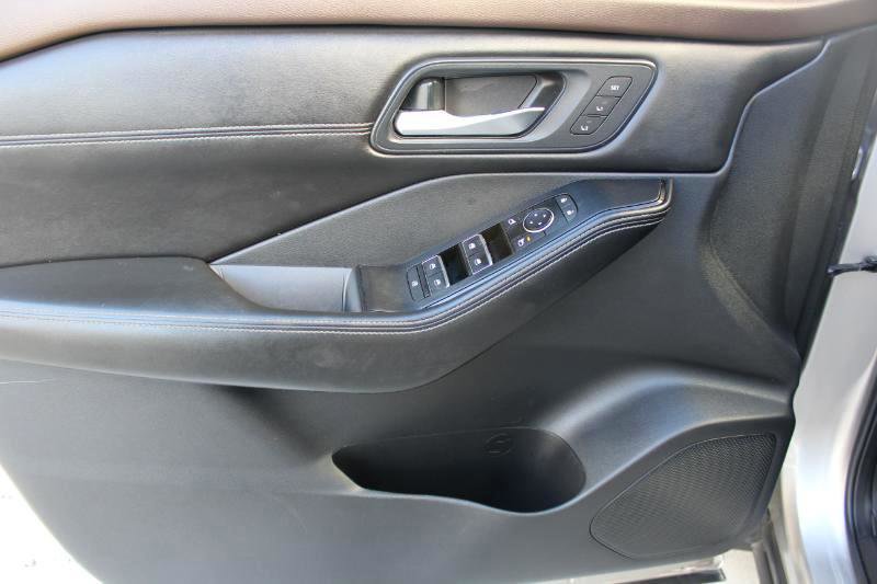 Used 2022 Nissan Rogue SL image 10