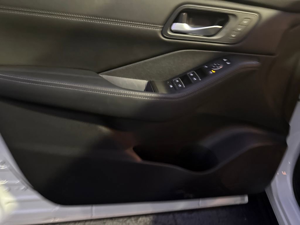 Used 2025 Nissan Rogue SL w/ SL Premium Package image 12