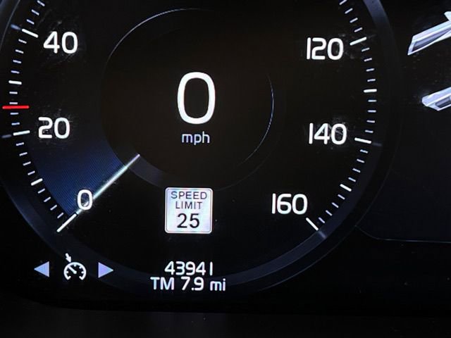 Used 2021 Volvo XC60 T6 Momentum w/ Premium Package AWD/4WD image 17
