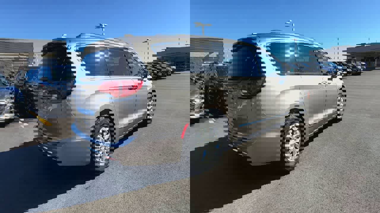 Used 2018 Chrysler Pacifica Touring-L image 8