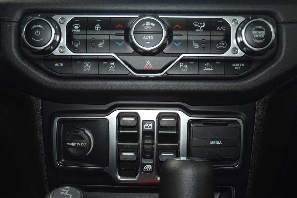 Used 2024 Jeep Wrangler Unlimited Sahara w/ Technology Group AWD/4WD image 30