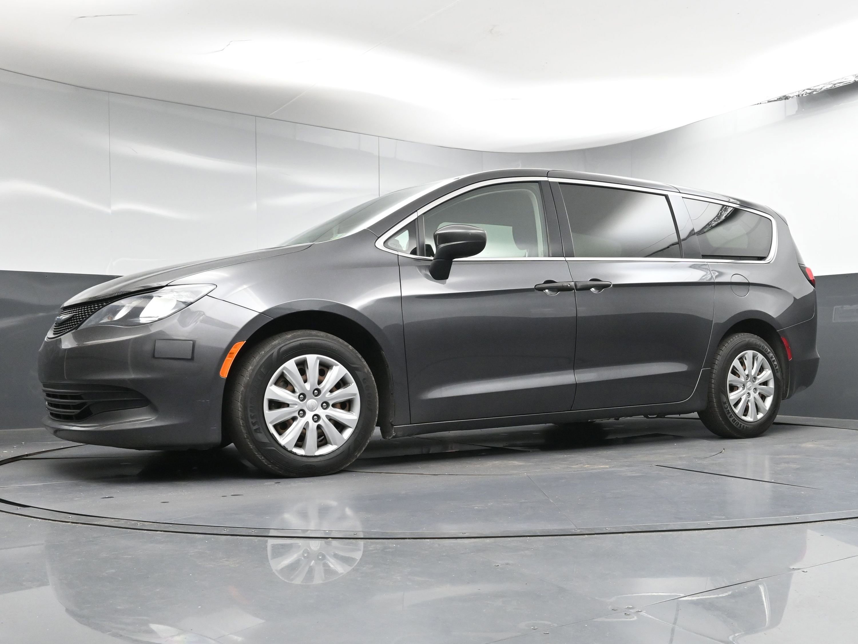 Used 2020 Chrysler Voyager L image 21