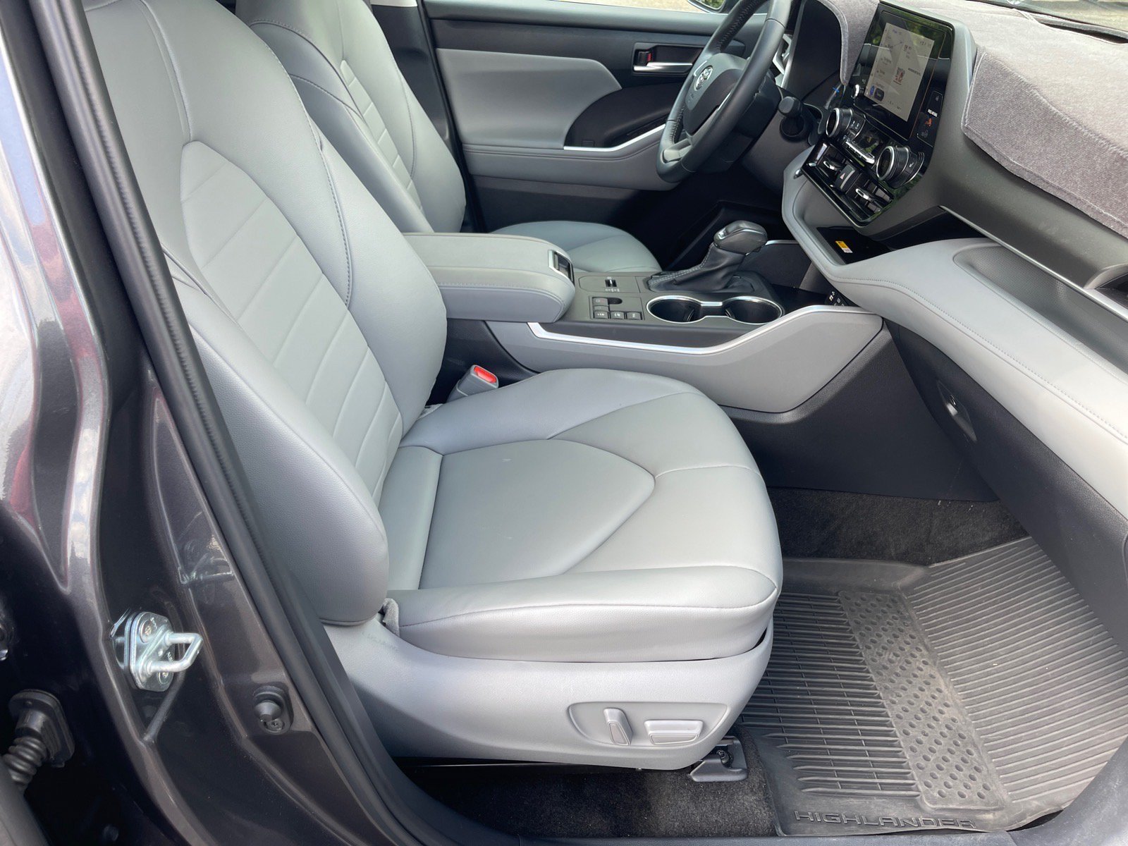 Used 2025 Toyota Highlander XLE AWD/4WD image 19