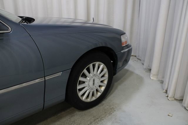 Used 2003 Lincoln Town Car Signature image 23