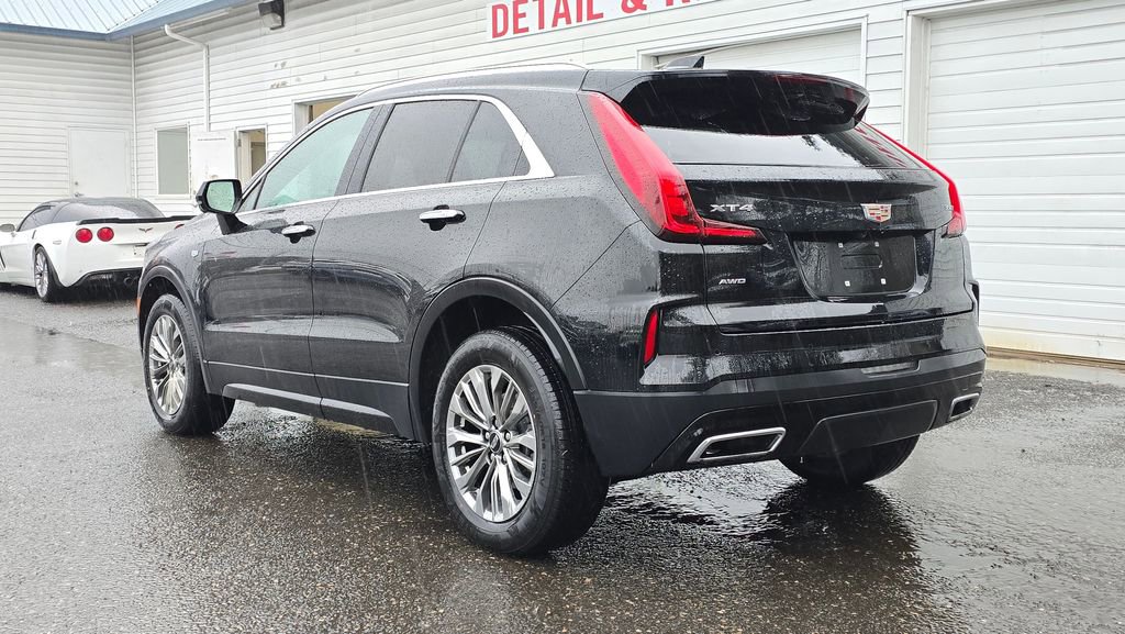 Used 2025 Cadillac XT4 Premium Luxury image 5